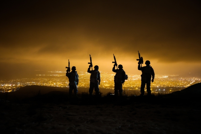 En uzun gecede eller tetikte